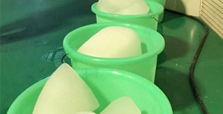 冻好的冰块怎么保存，西安香蕉视频成人冰块厂家怎么保存不粘？